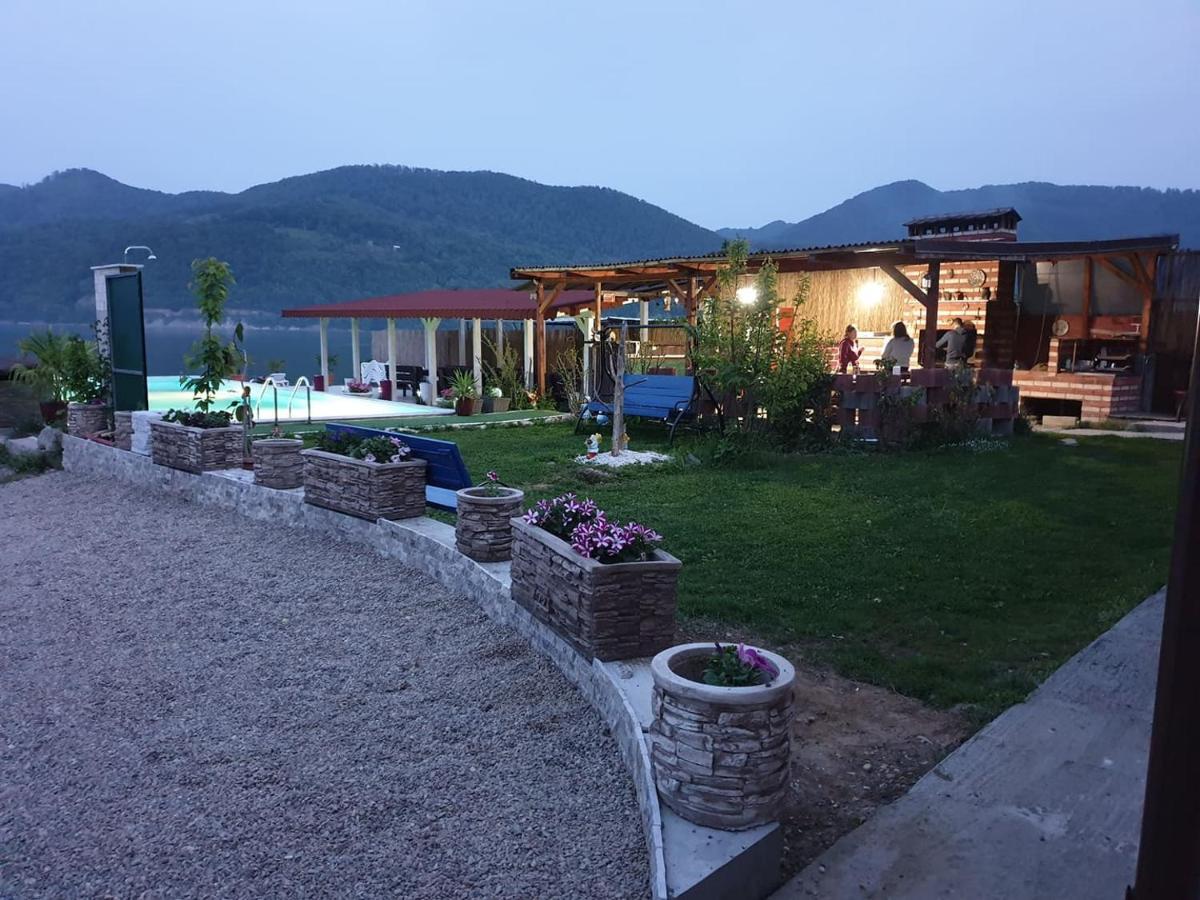 ホテル Casa Wanted Orşova エクステリア 写真